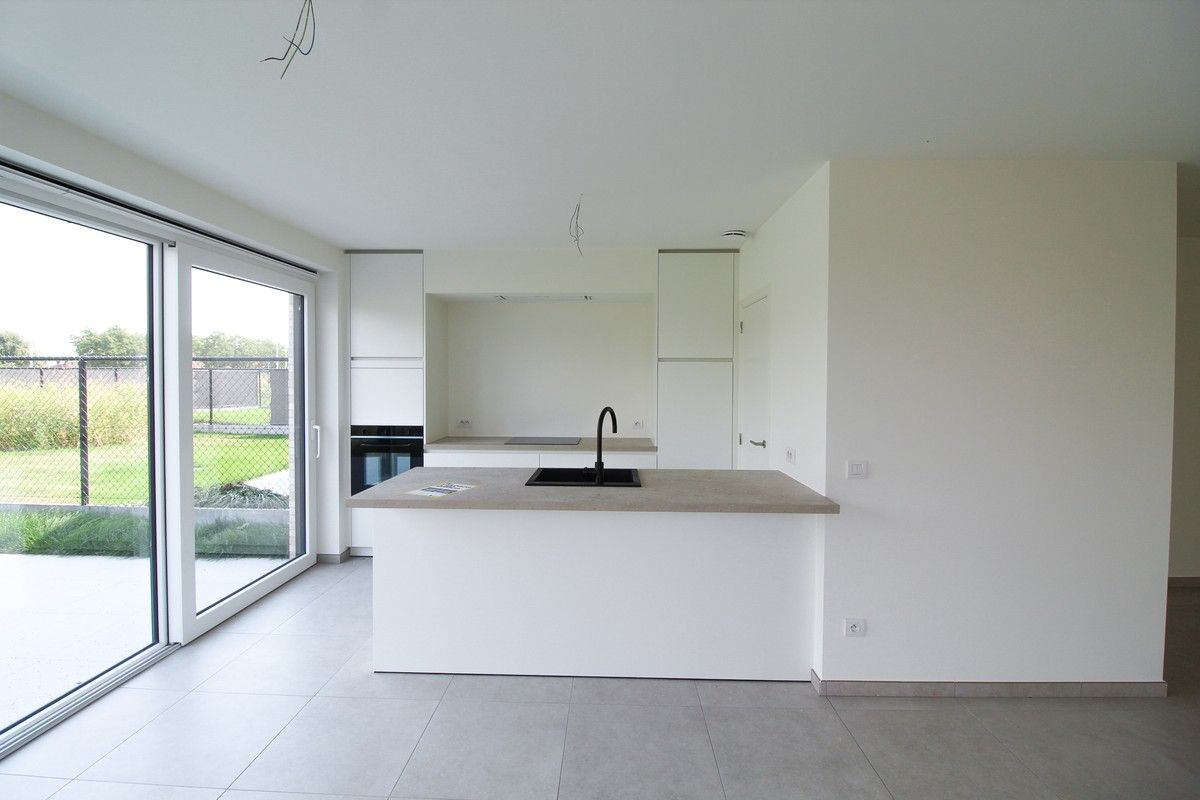 Volledig afgewerkte halfopen nieuwbouwwoning in Roeselare foto 5