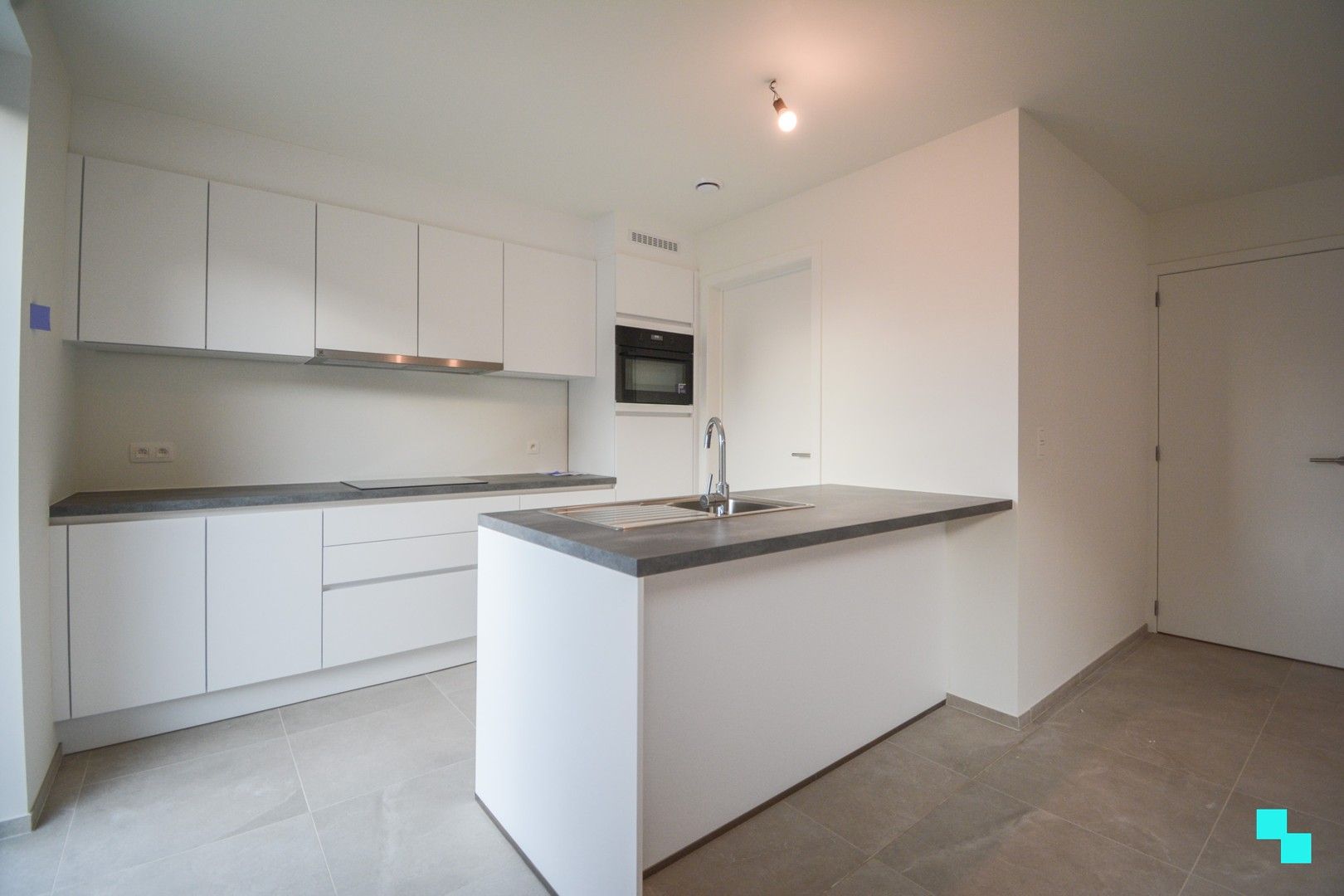 Volledig afgewerkte nieuwbouwwoning met carport te Sleihage foto 6