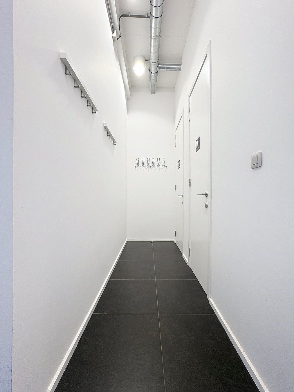 Instapklare KANTOORRUIMTEN (436m²) voorzien van alle comfort (databekabeling, airco,...) en private parkeergelegenheid. Vlot bereikbaar via Expresweg van Brugge! foto 15