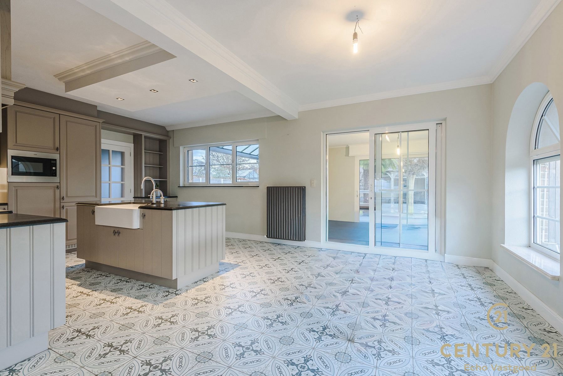 Stijlvolle vrijstaande woning met zwembad, poolhouse en tuin foto 8