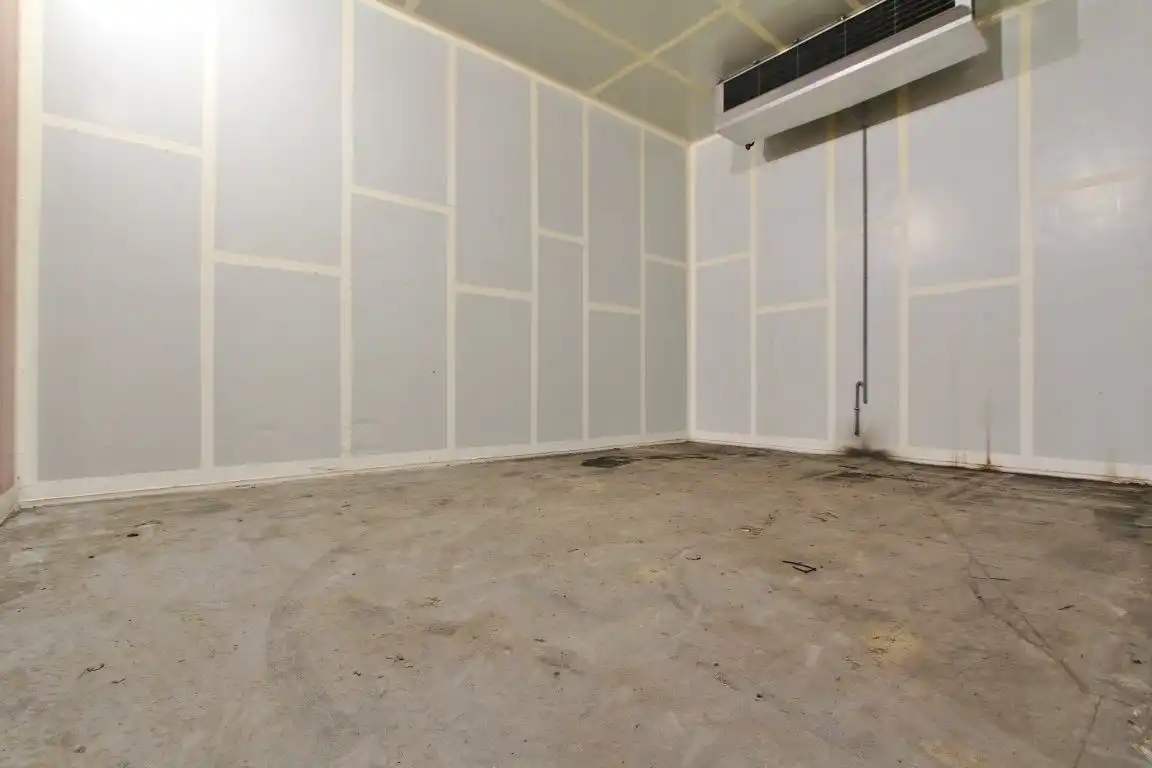 Ruime stockageruimte met frigoloodsen foto 19