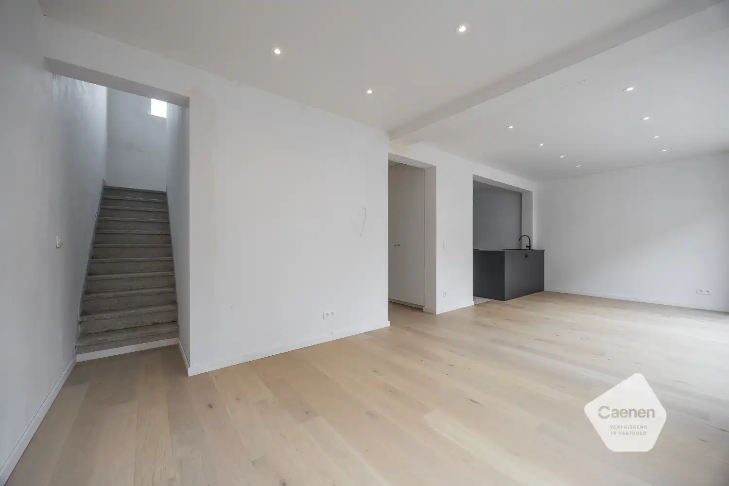 Ruim, gerenoveerde duplex te Mariakerke foto 3