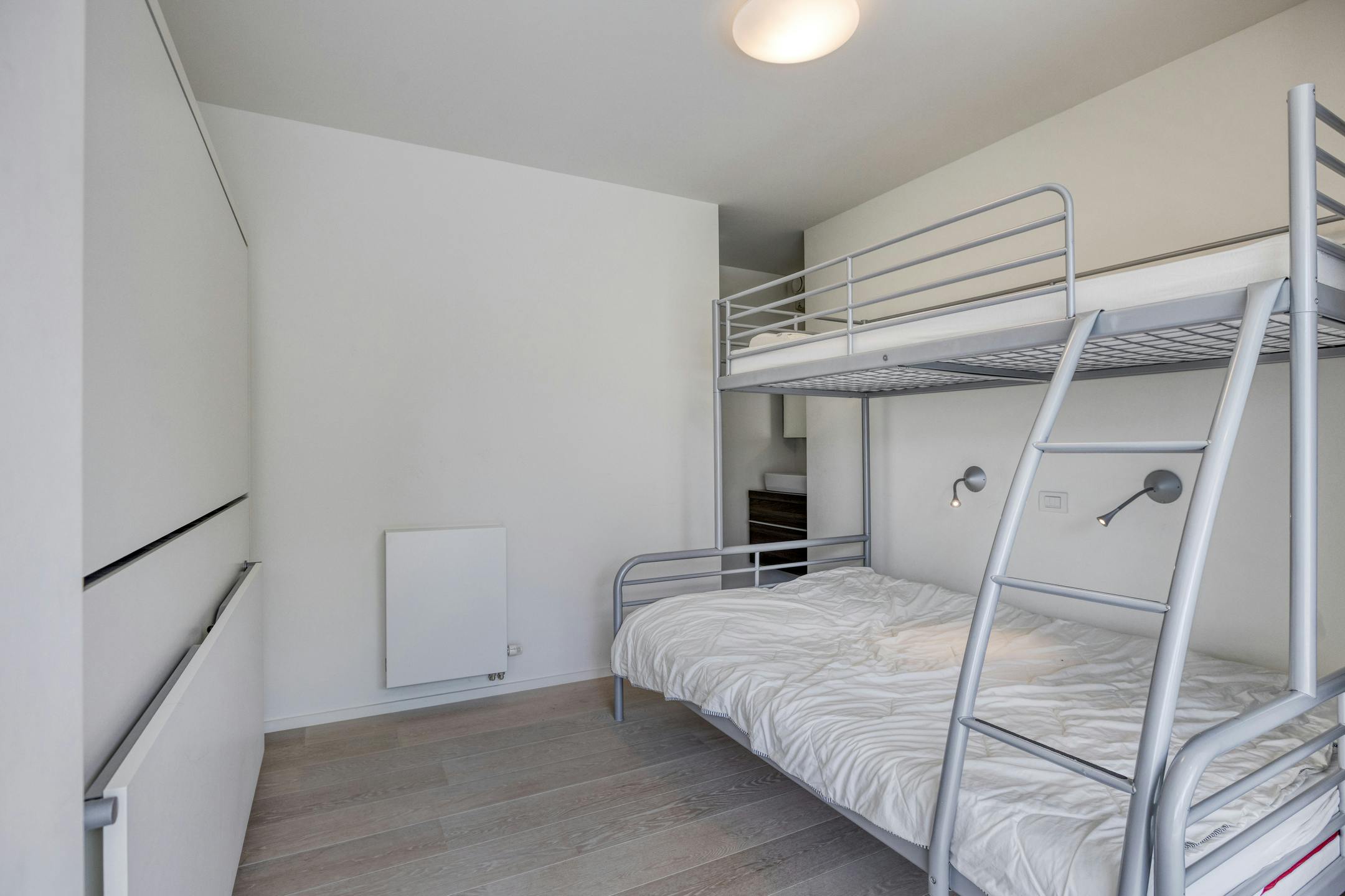 Modern appartement van Rietveld op enkele passen van zee! foto 12