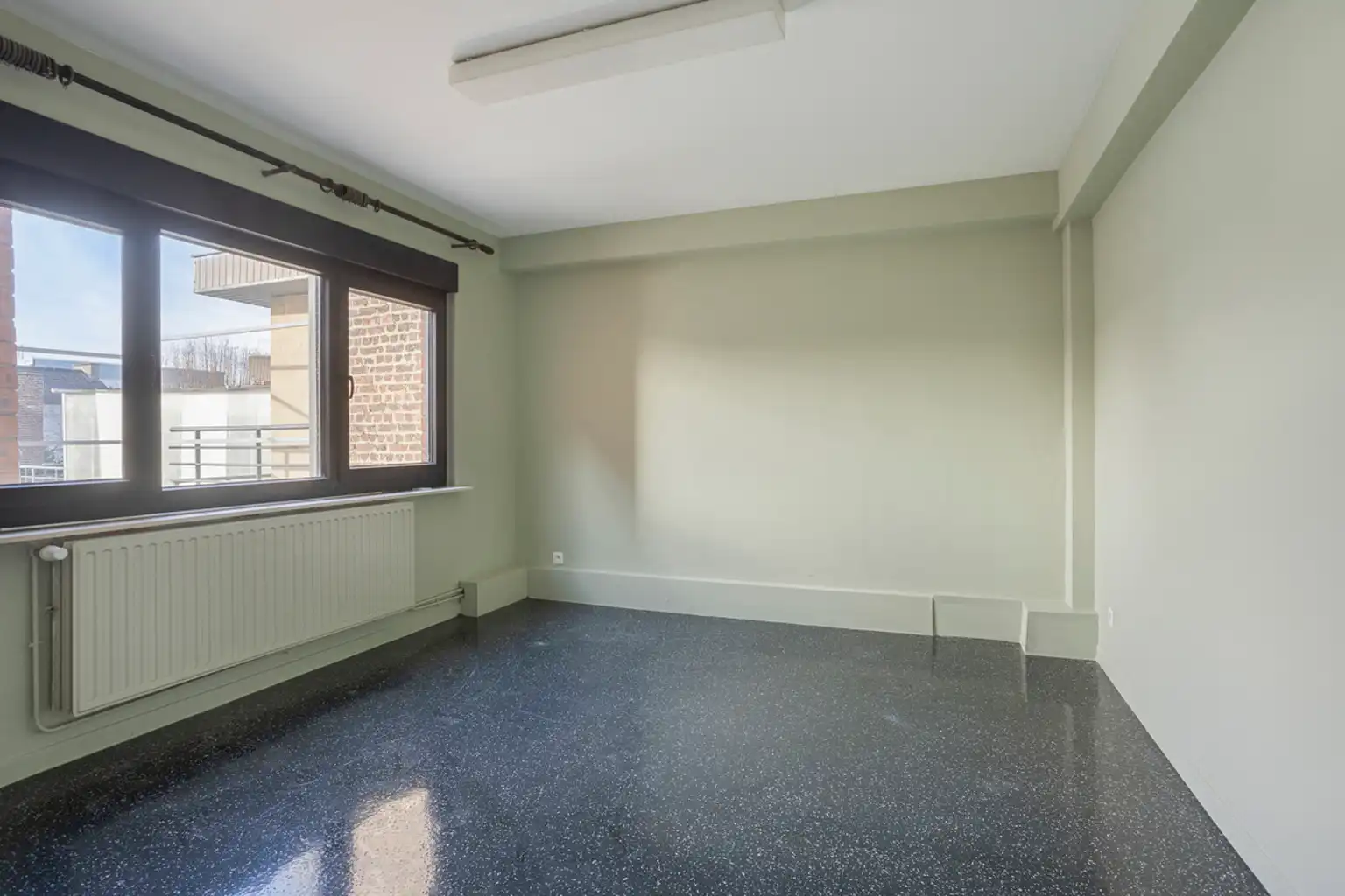 Handelspand te Zellik gelegen op drukke steenweg foto 11