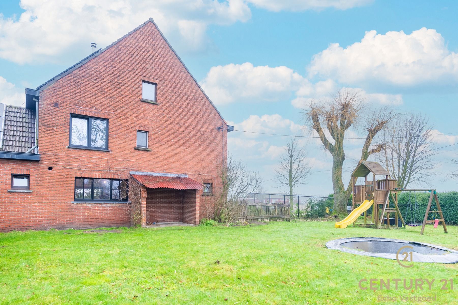 Deels gerenoveerde woning met bijgebouw en mooi vergezicht foto 32