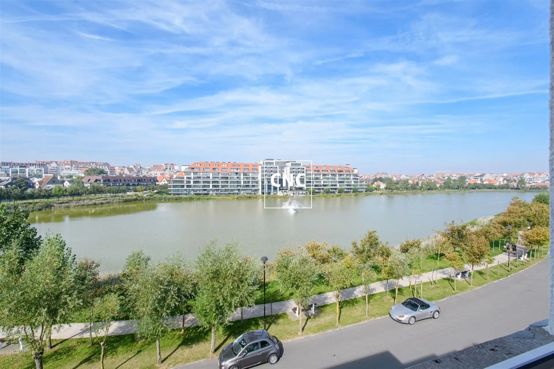 Prachtig lichtrijk hoek appartement met magnifiek open zicht foto {{pictureIndex}}