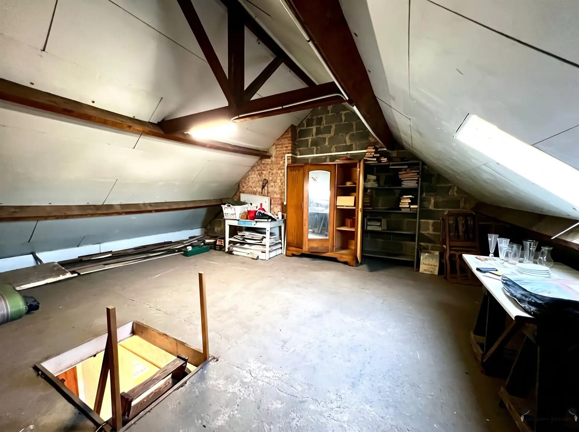 Centraal gelegen te renoveren woning  foto 14