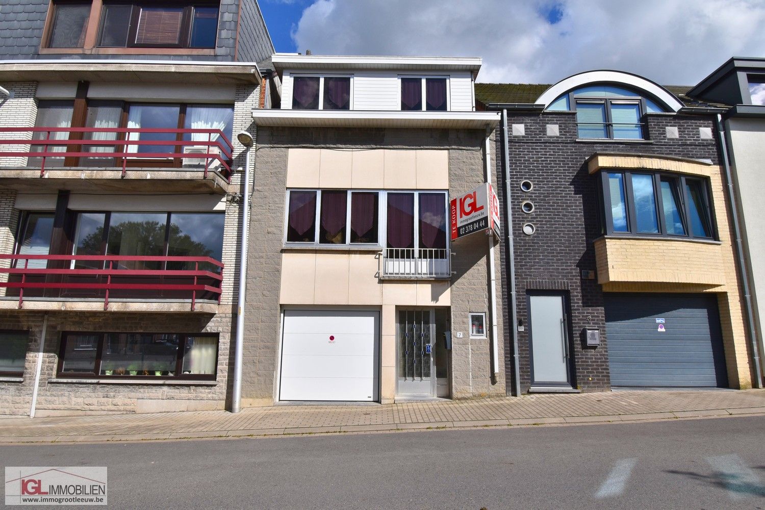 Goed gelegen rijwoning met 3 slaapkamers, tuin en garage foto 1