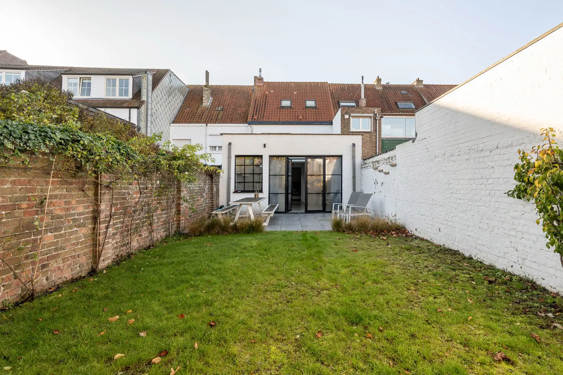 Instapklare, gemeubelde rijwoning met 5 slaapkamers en tuin – hartje Oud-Knokke foto 2