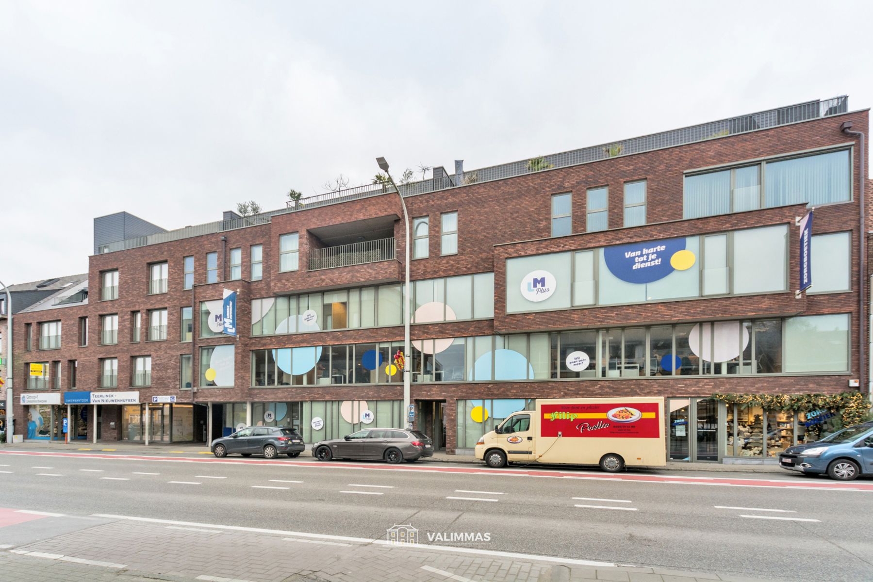 Luxueus ingericht appartement met terras en autostandplaats foto 2