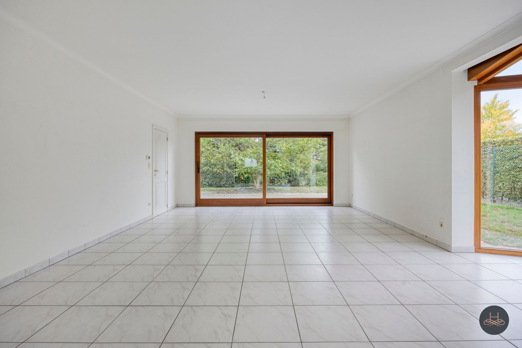 Ruime woonst met achterliggende loods - aandelenoverdracht foto 8