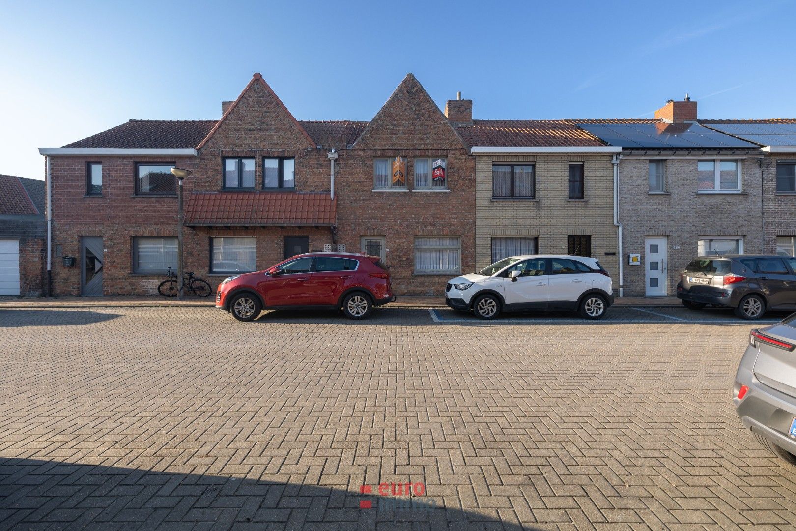 Hoofdfoto van de publicatie: Goed gelegen rijwoning voor de handige harry!
