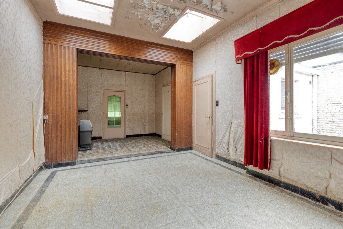 Te renoveren woning met magazijn en tweede oprit! foto 7