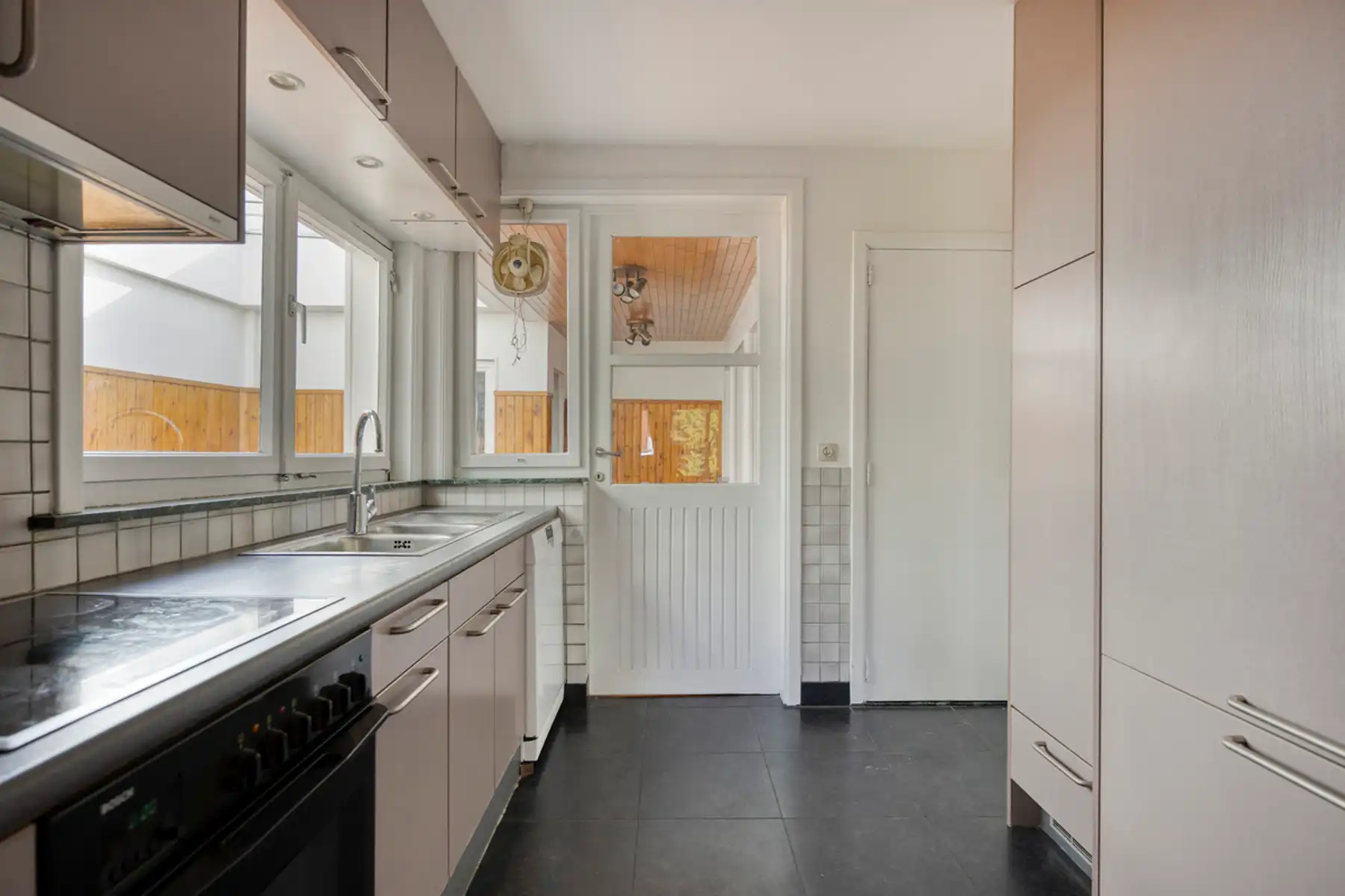 Halfopen bebouwing met ruime garage/werkplaats en tuin! foto 8