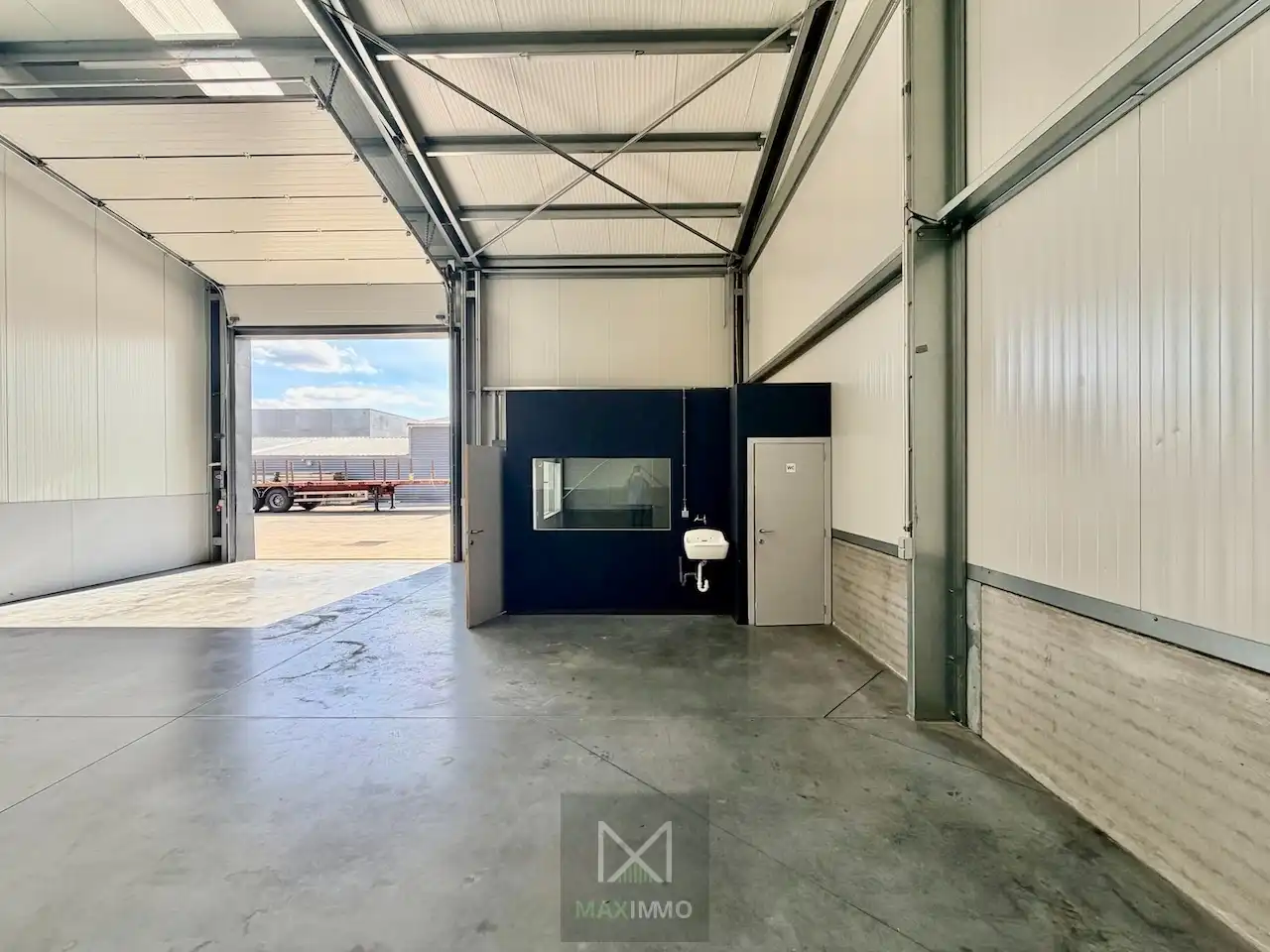 Nieuwbouwloods met bureau en koer te huur in industriezone Grensland Menen foto 5