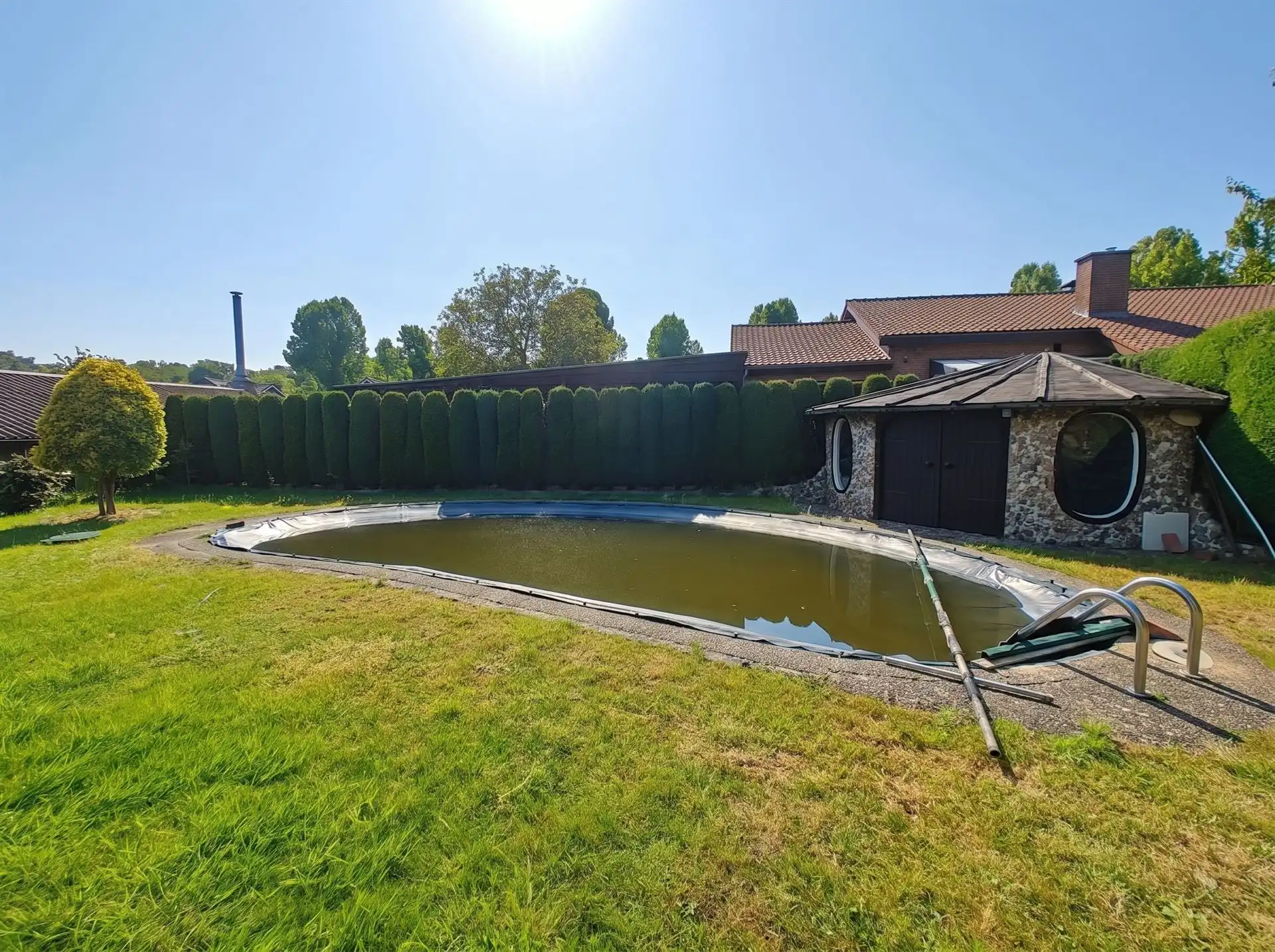 Te renoveren, vrijstaande woning in een gezellige woonwijk foto 13