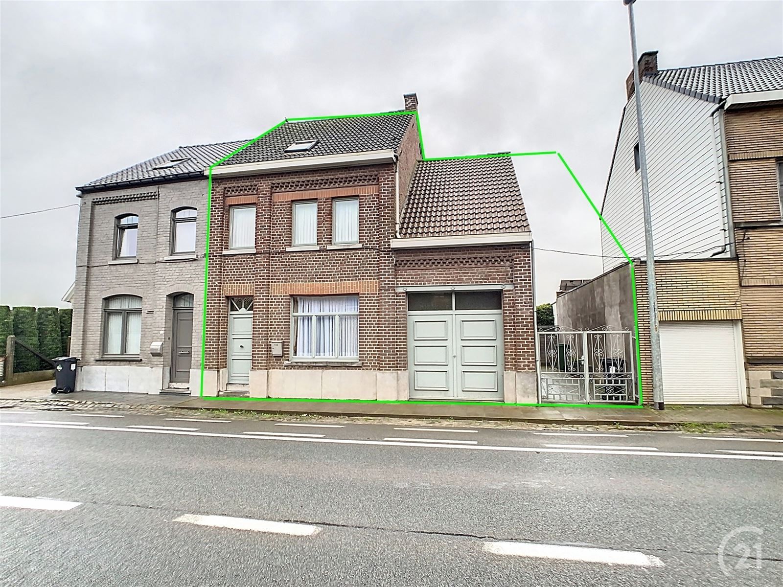 3 gevelwoning met garage en zuidgerichte tuin op 6are30 foto {{pictureIndex}}
