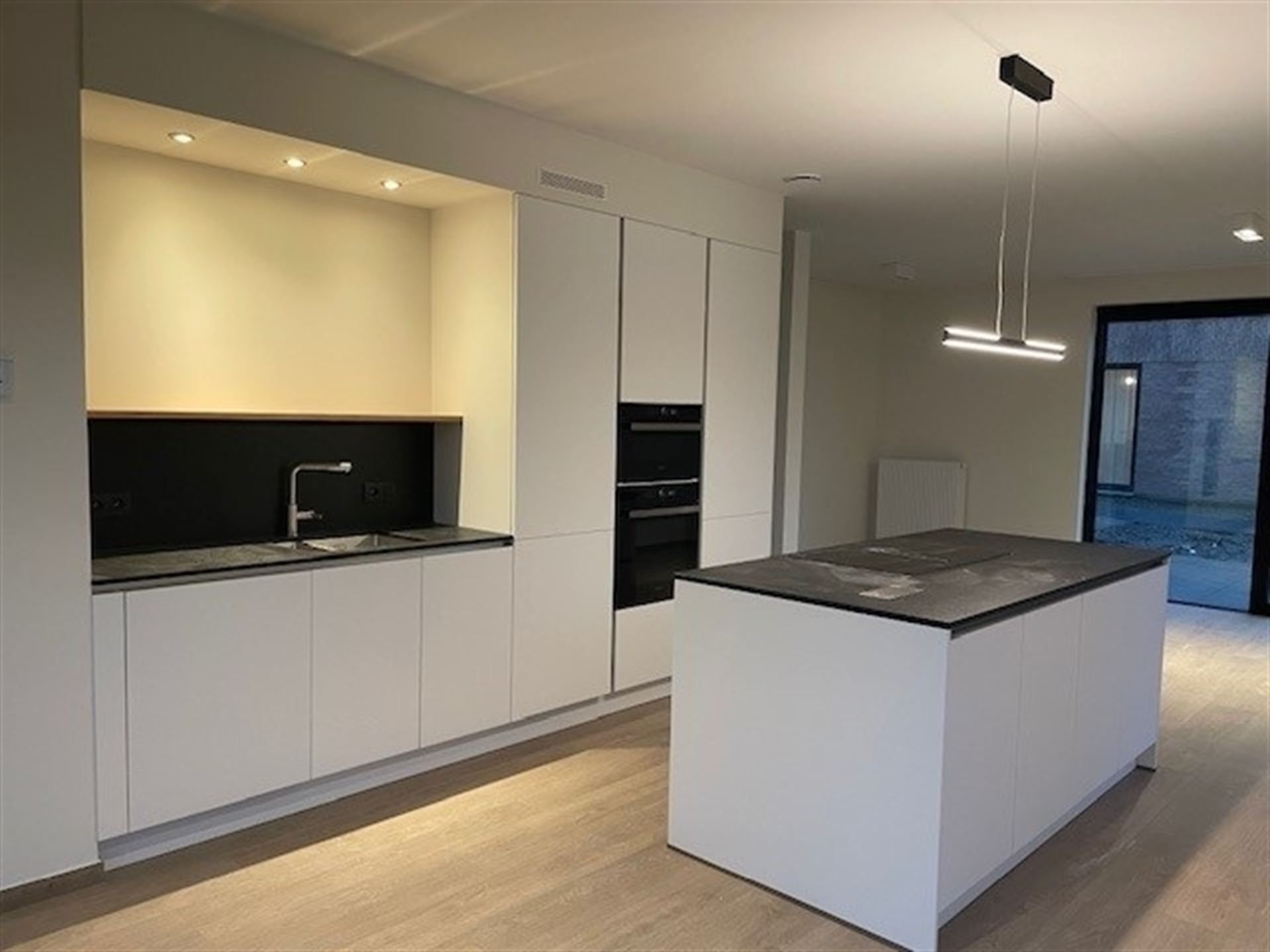 Prachtige nieuwbouwwoning met 3 slaapkamers, tuin en autostaanplaats nabij centrum! foto {{pictureIndex}}