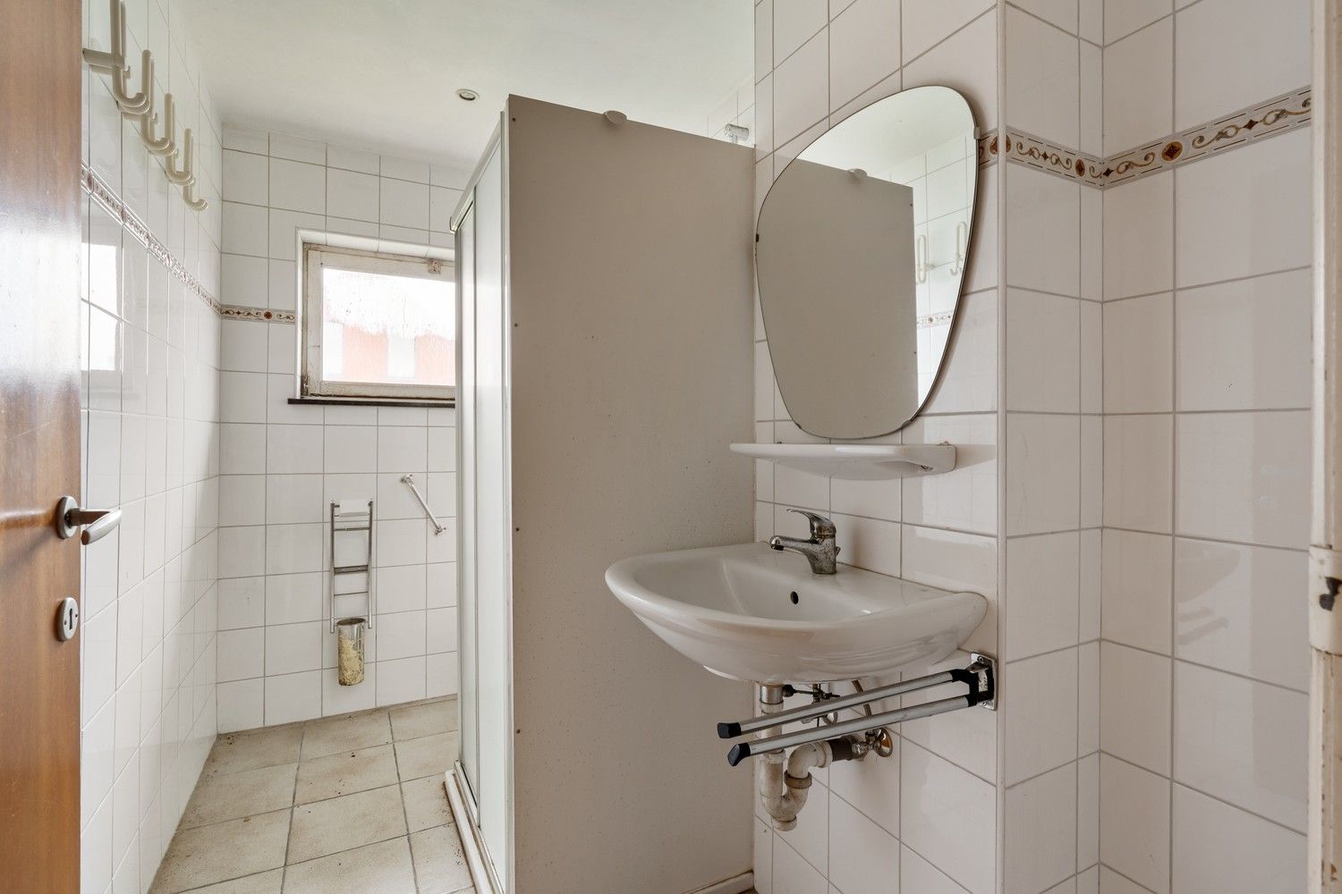 Te renoveren woning met loodsen op rustige locatie! foto 17