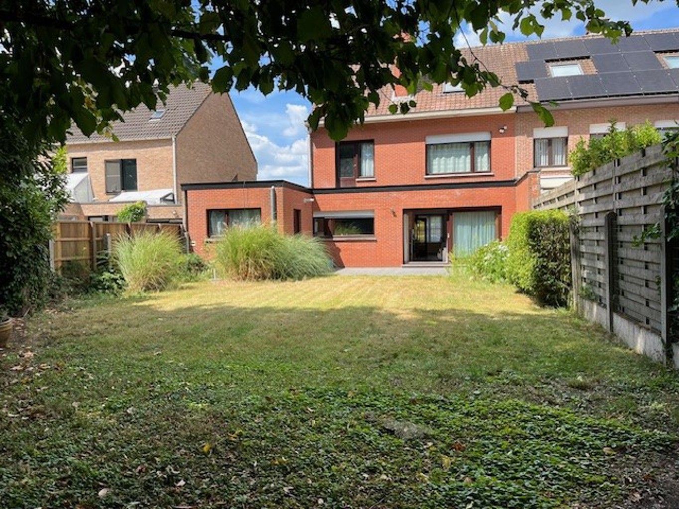Mooie woning met 4 slaapkamers, garage en tuin in doodlopende straat. foto 3