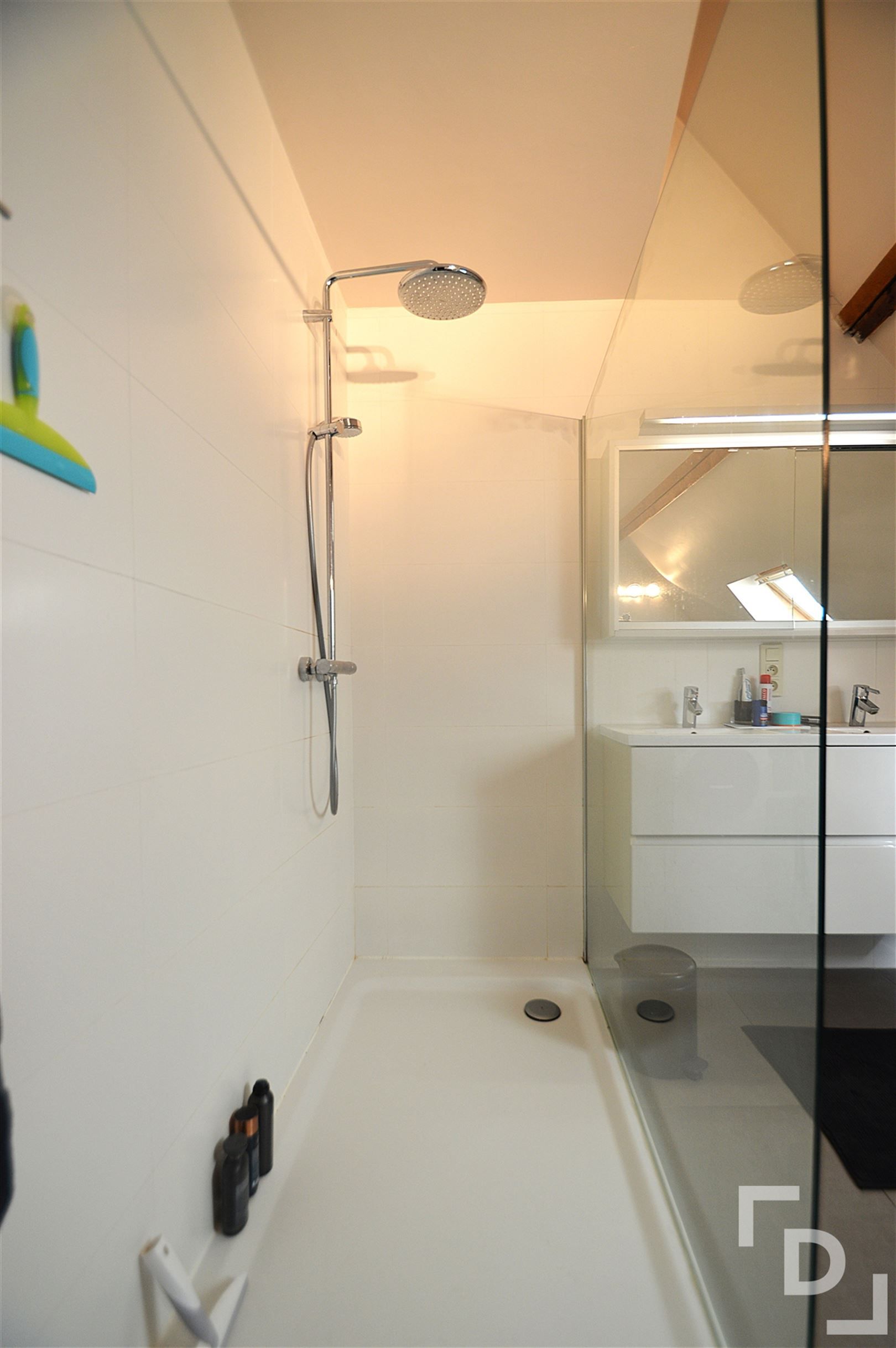 Ruim duplex appartement met garage te huur op toplocatie in Ieper foto 13