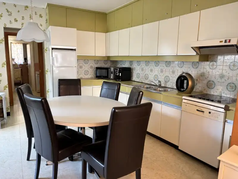 Te moderniseren halfopen woning met 2 slaapkamers (meer mogelijk), grote tuin en garage op een totale grondoppervlakte van 645m². foto 2