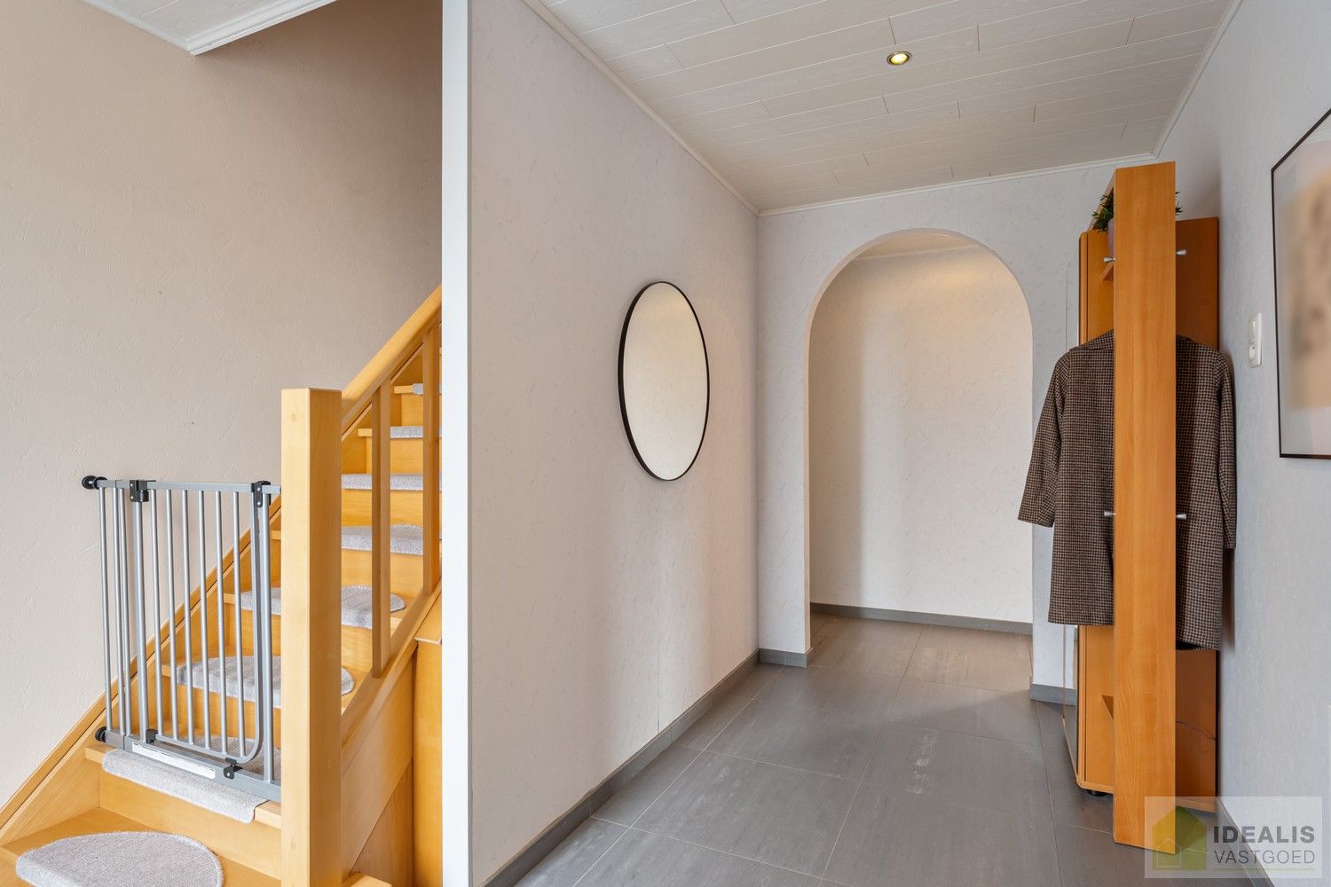 IDEALIS VASTGOED – Instapklare eengezinswoning met een lichtrijke leefruimte, 3 ruime slaapkamers (mogelijks 4), 2 badkamers op een fijn zuid-oost georiënteerd perceel! Deze woning bevindt zich op een perceel van 5a 19ca in een rustige en gezinsvriendelijke woonstraat! foto 4