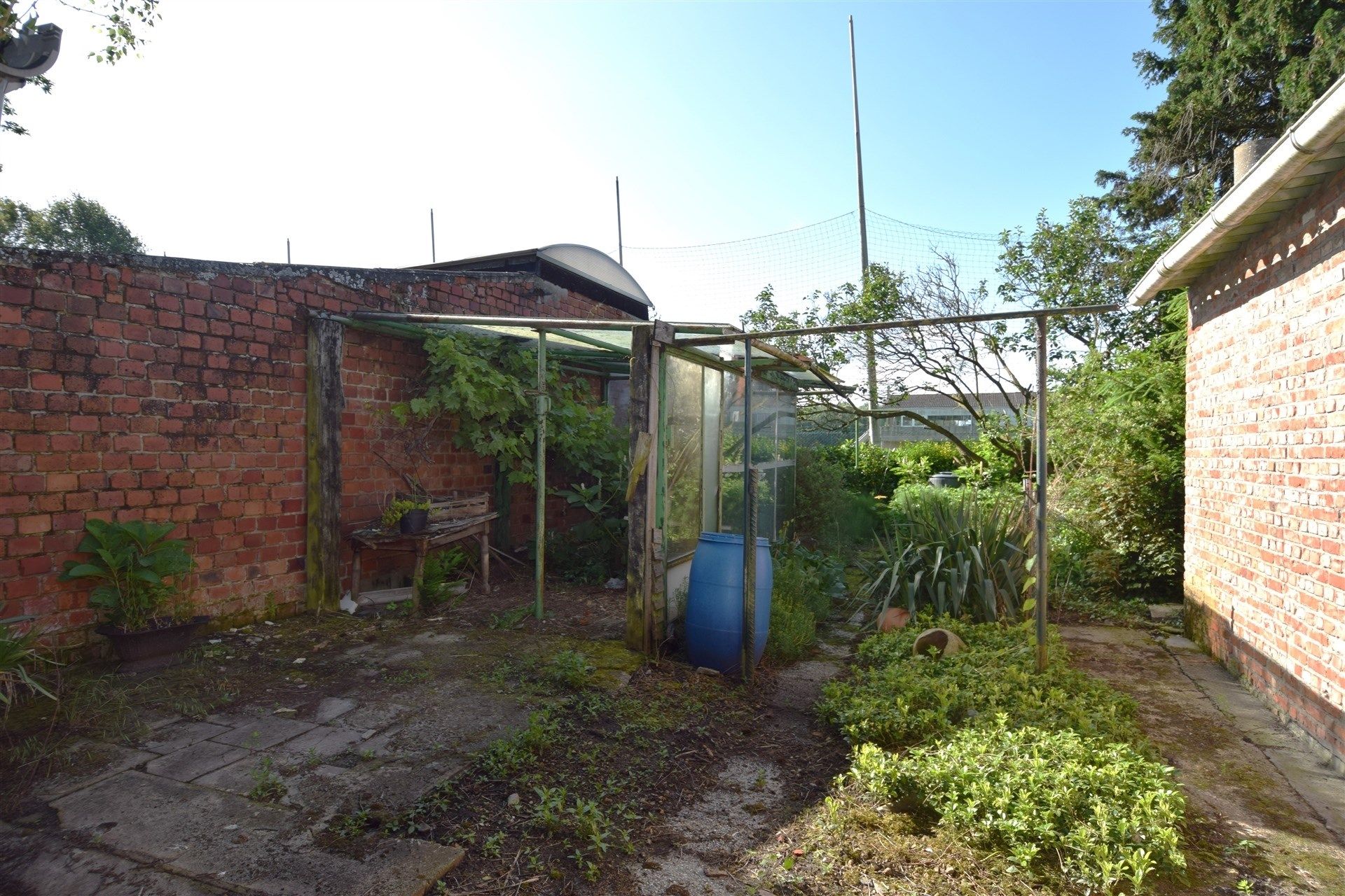 Uitstekend gelegen renovatiewoning met zonnige tuin en grote garage op 472m² foto 14