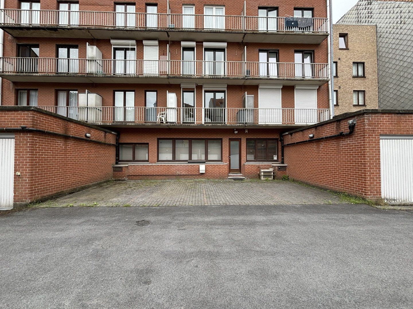 Makkelijk toegankelijke parking op het gelijkvloers, gelegen in de Zoutelaan vlakbij de Dumortierlaan. foto 3