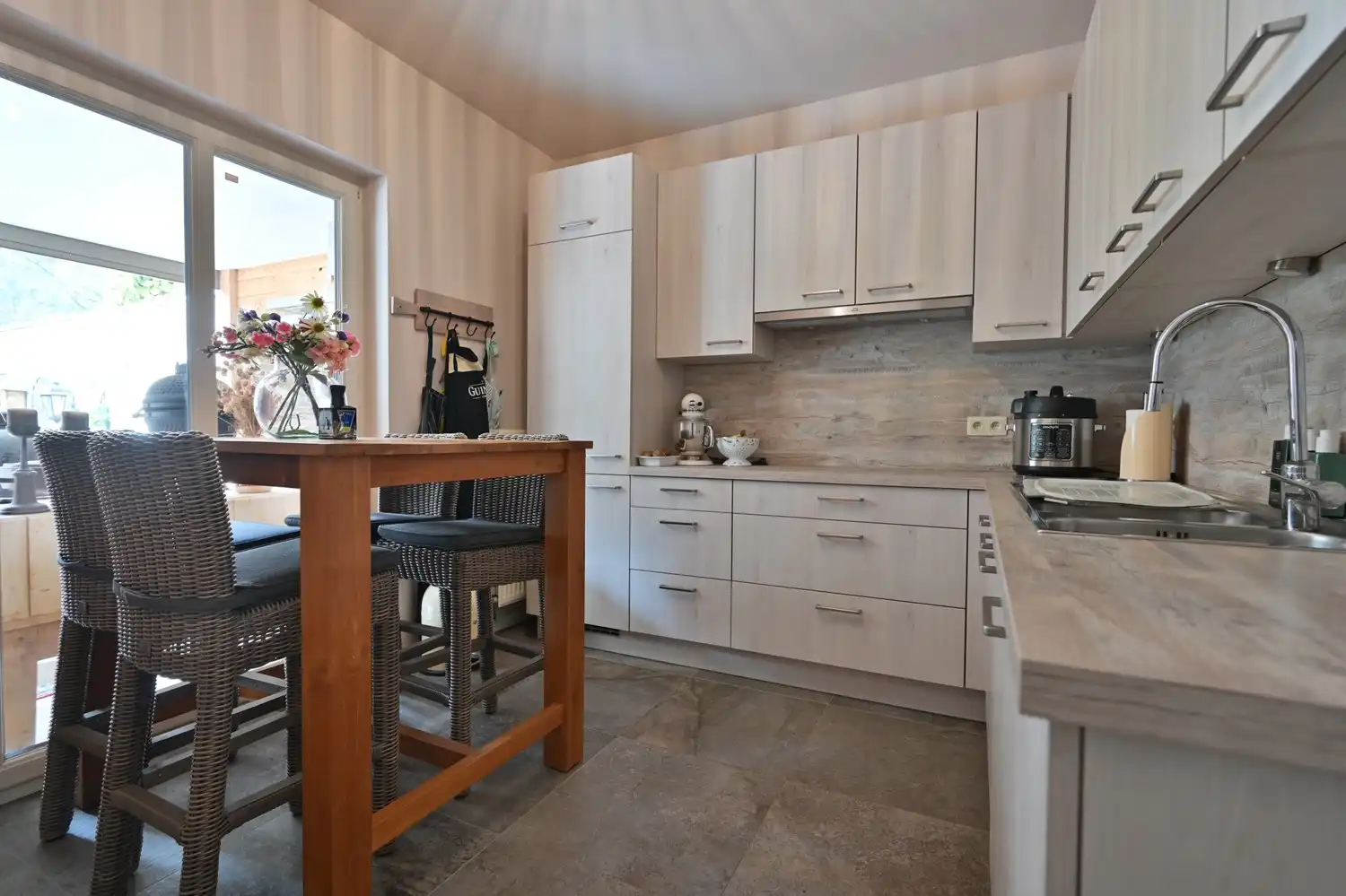 Exclusieve, compleet ingerichte bungalow op unieke bosrijke ligging, met prachtig overdekt terras en ruime kelder foto 21