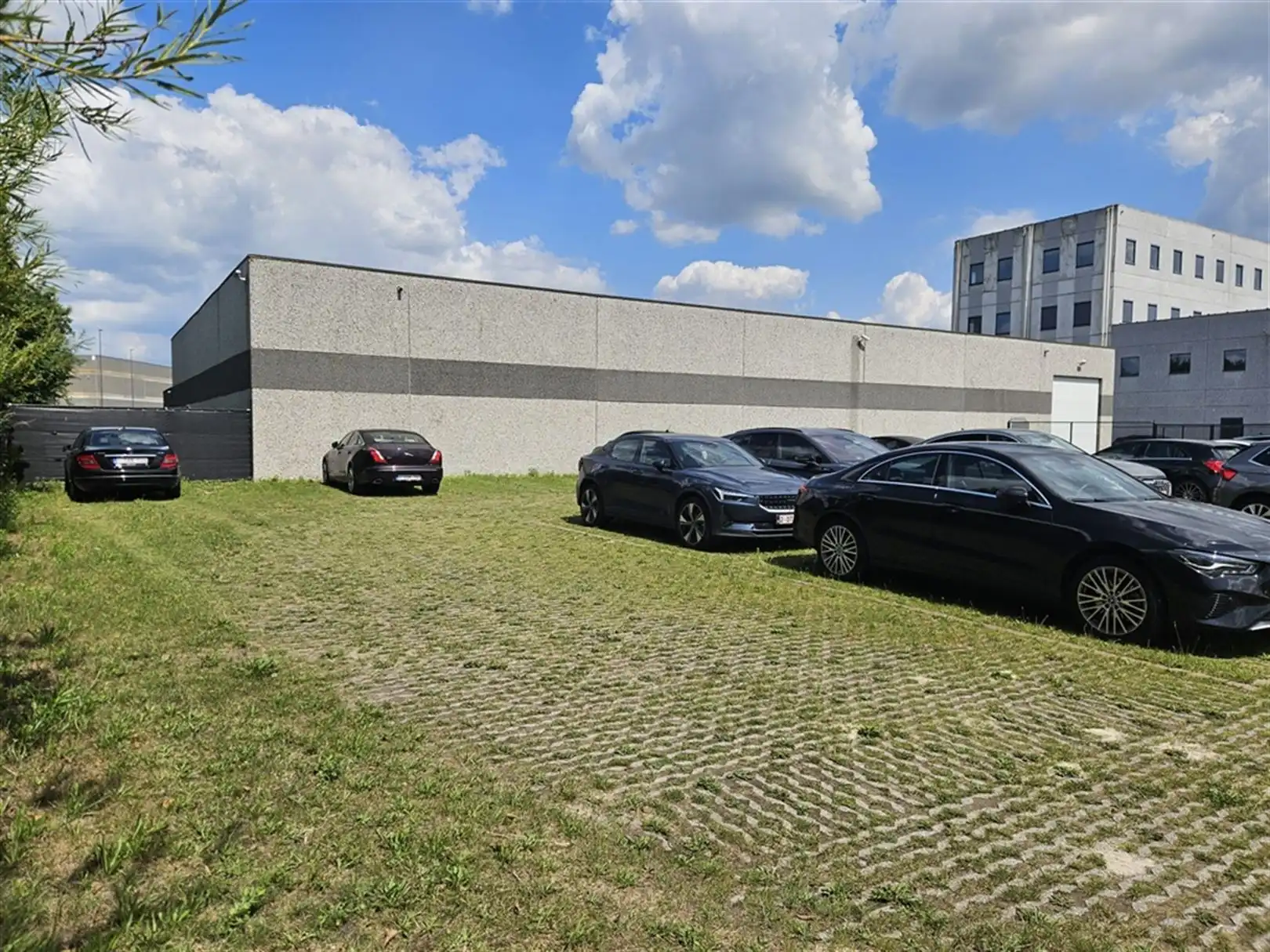 Bedrijfsgebouw met ruime parking te Waregem foto 8