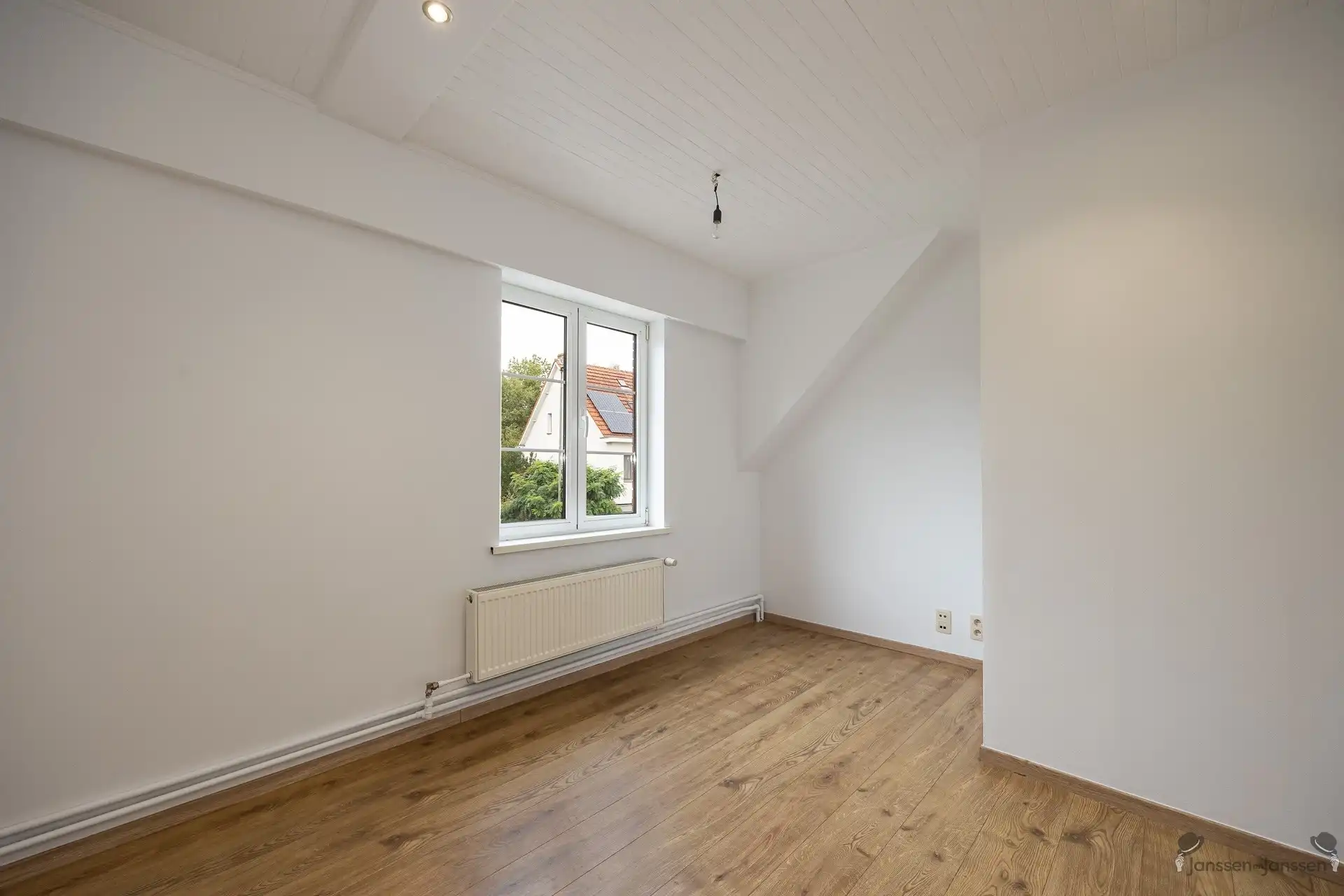 gerenoveerde woning met ruim magazijn  foto 16