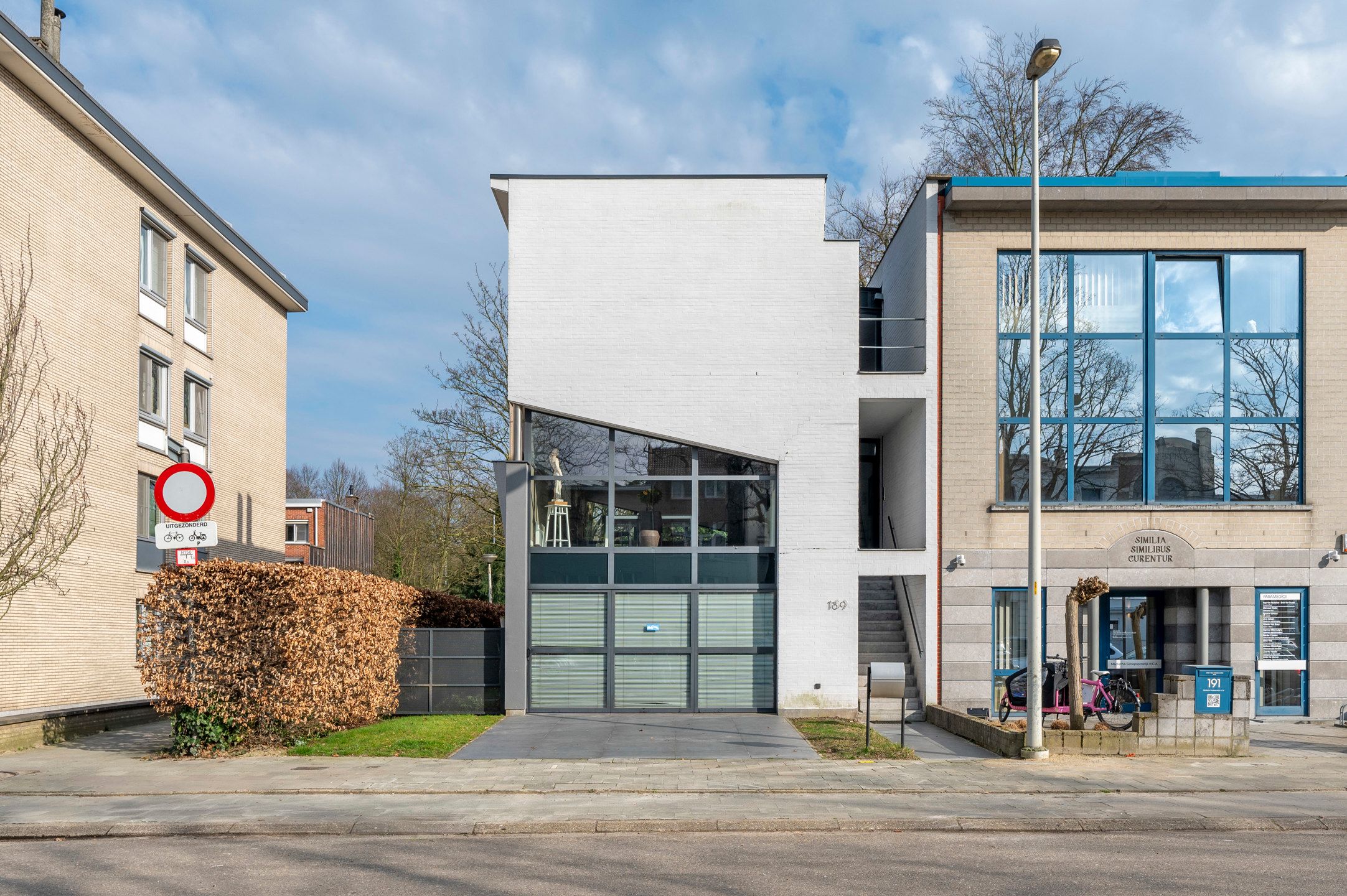 Architecturale woning met uitzonderlijke lichtinval. foto {{pictureIndex}}
