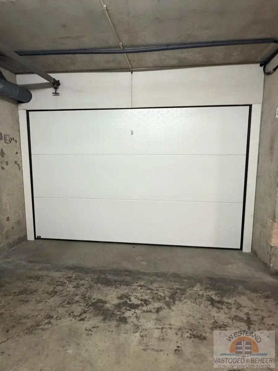 Ruime afgesloten garagebox op -1 foto 2