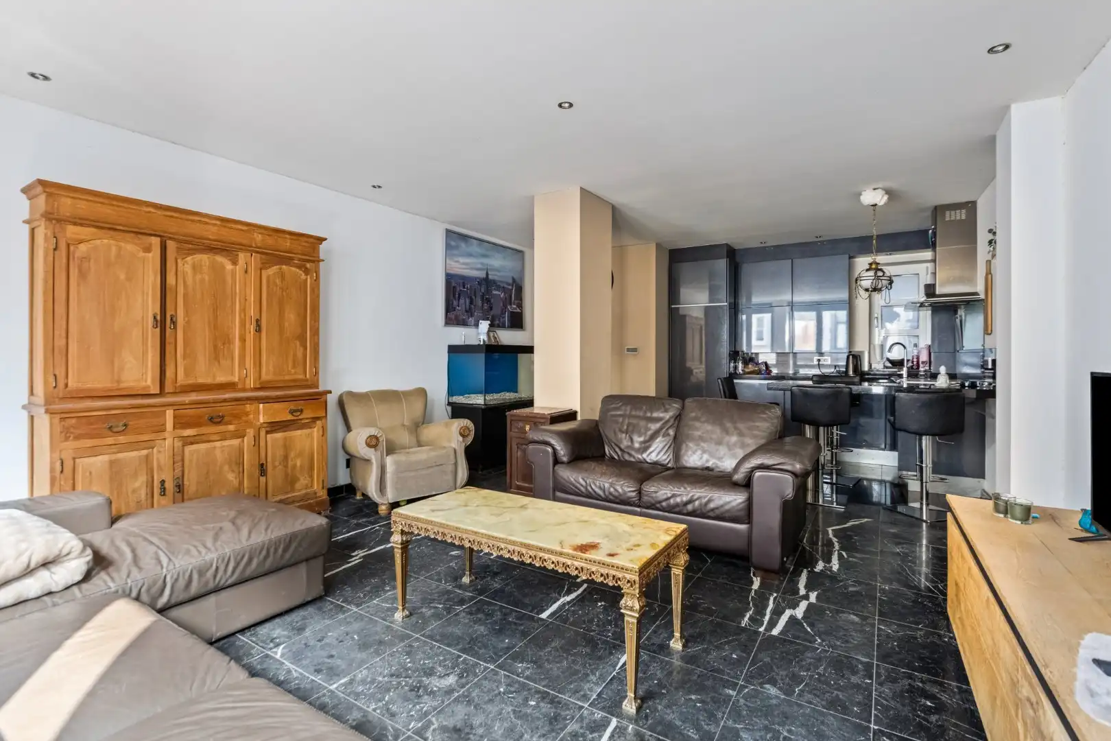 Ruim appartement gelegen op de 1ste verdieping in het centrum van Maaseik! foto 6