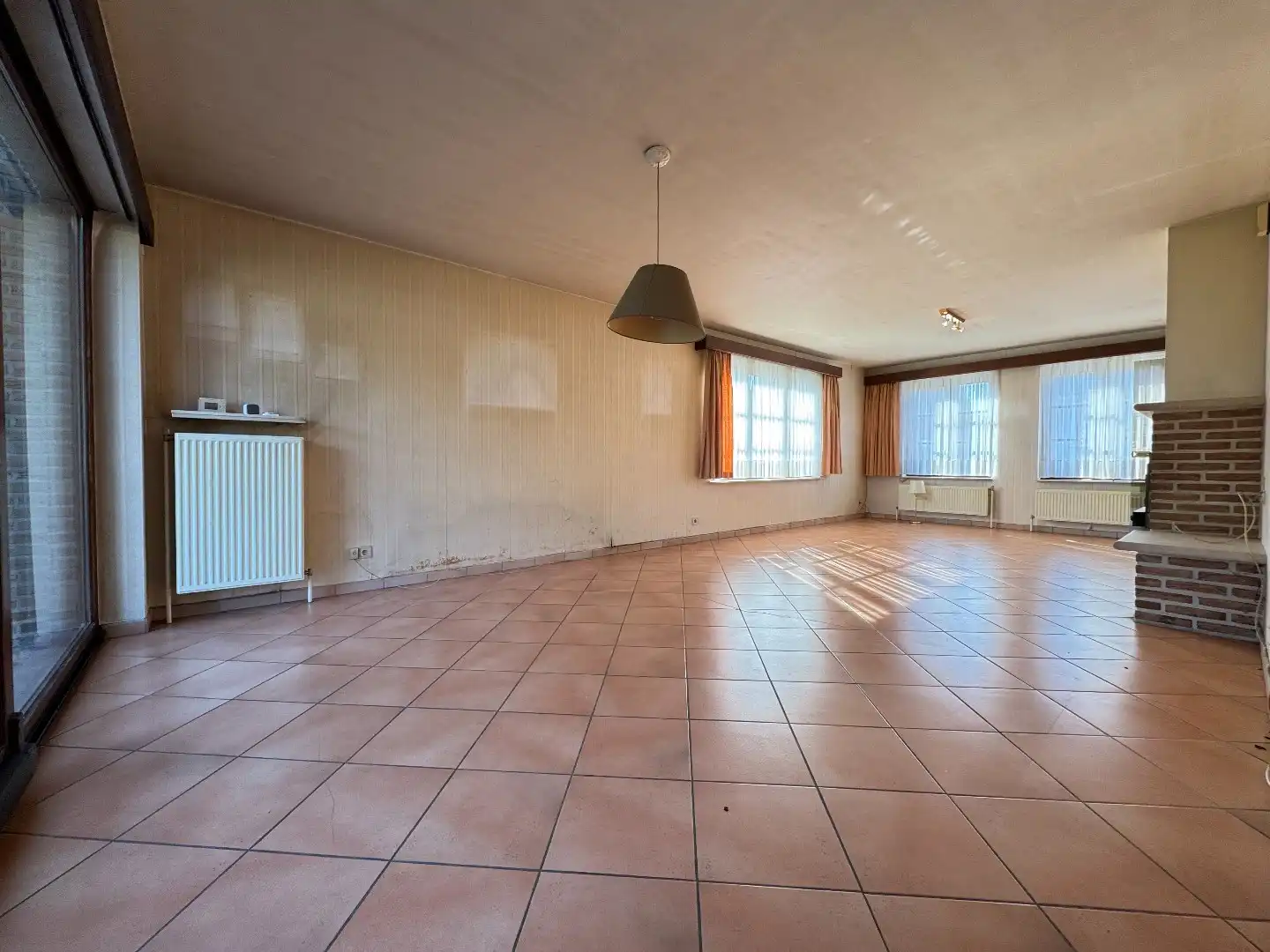 Een ruime 3-gevelwoning met tuin en garage foto 3