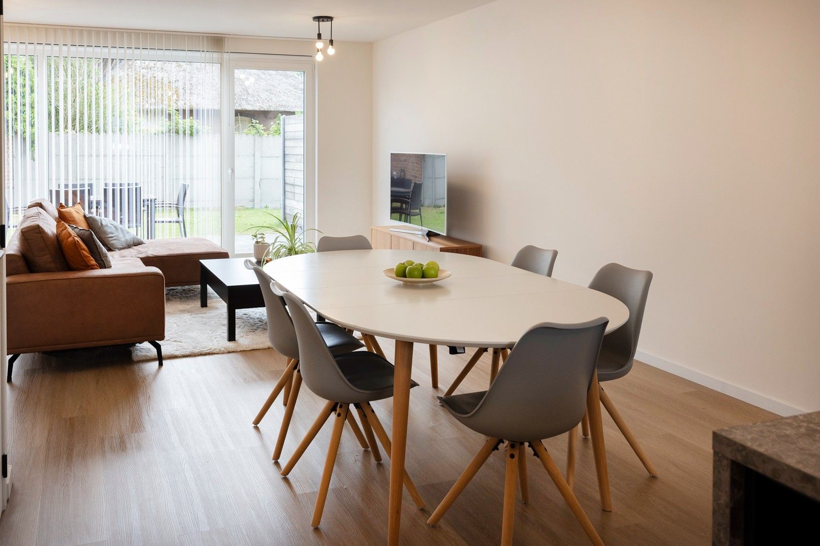 Zeer recente woning met 4 slaapkamers, tuin en garage. foto {{pictureIndex}}