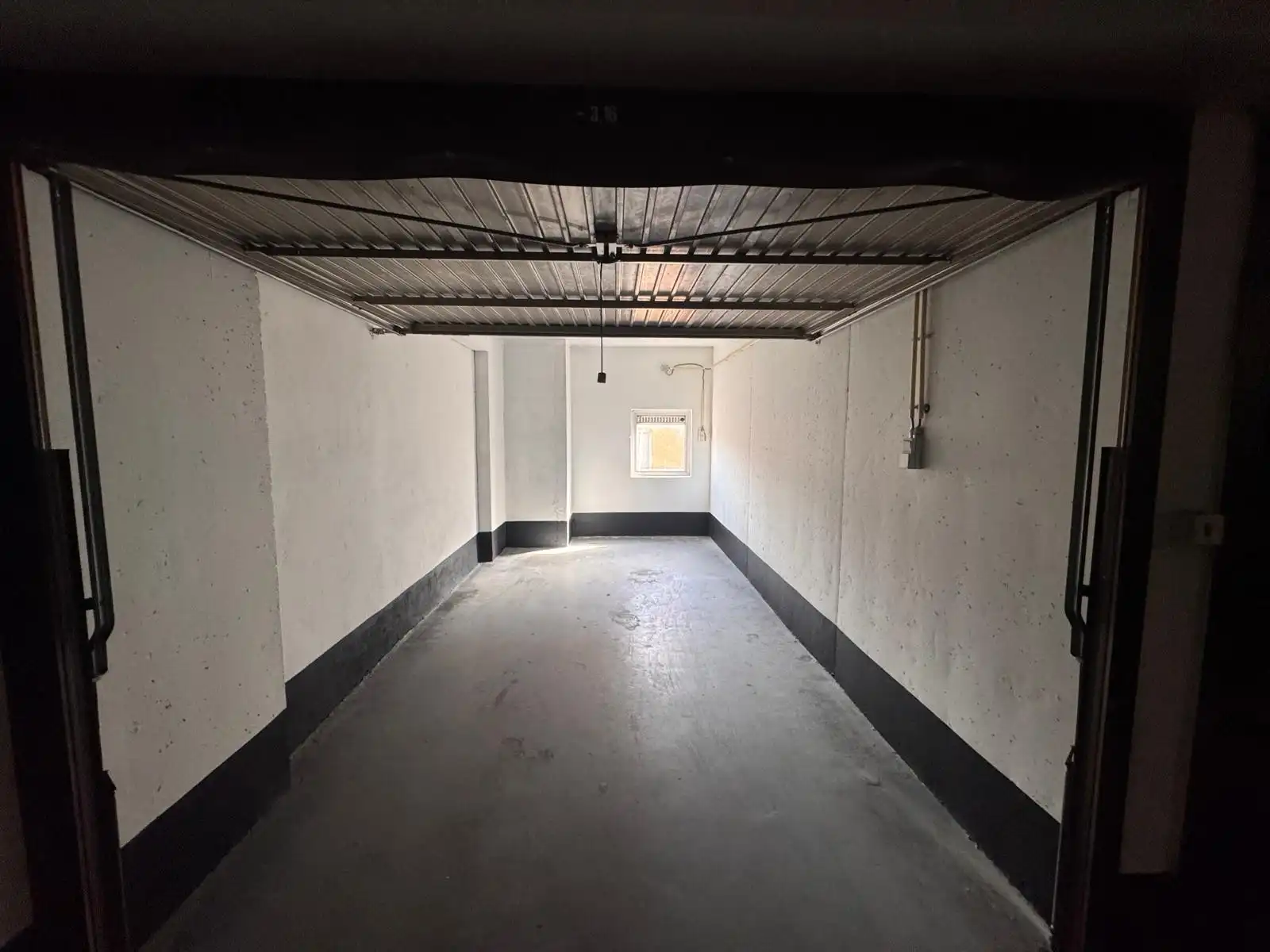 Gesloten garagebox te huur nabij het Heldenplein! foto {{pictureIndex}}
