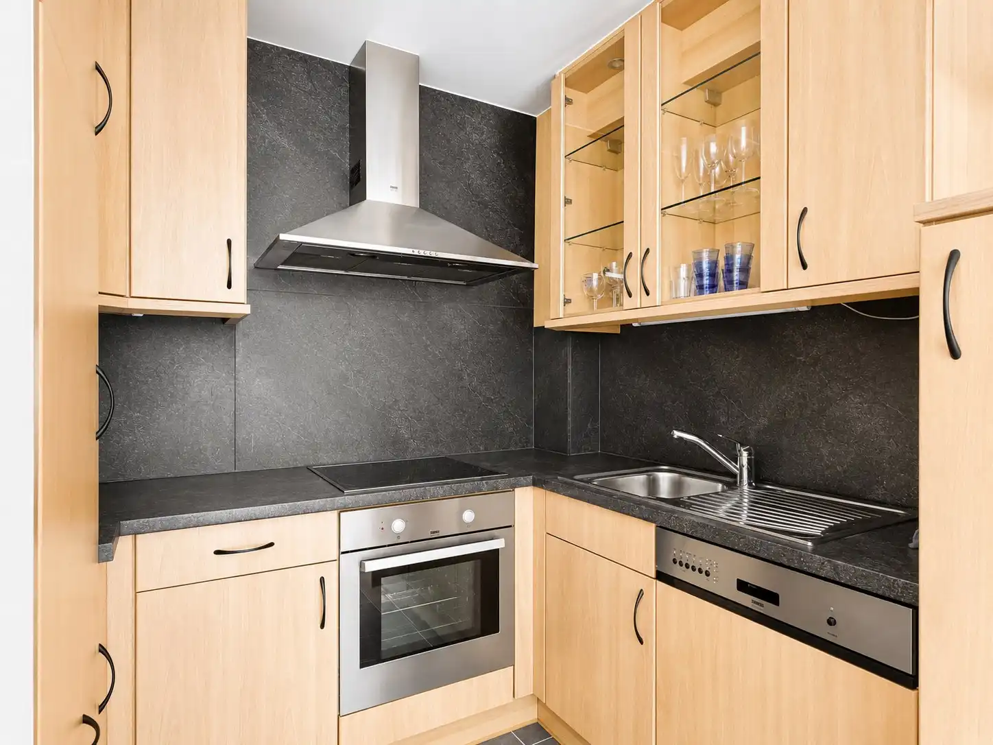 Instapklaar appartement net achter de Zeedijk van Heist foto 8