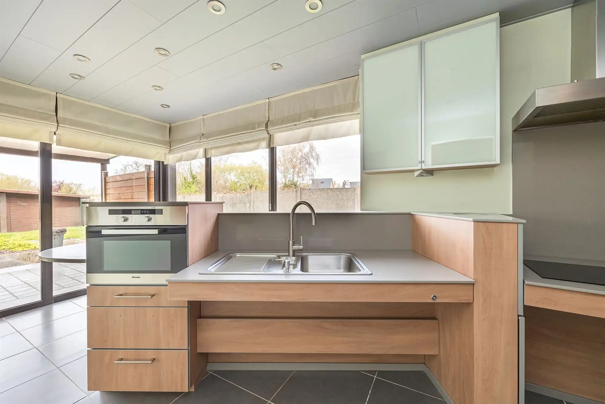 Gezinswoning met drie slaapkamers, garage en tuin foto 8