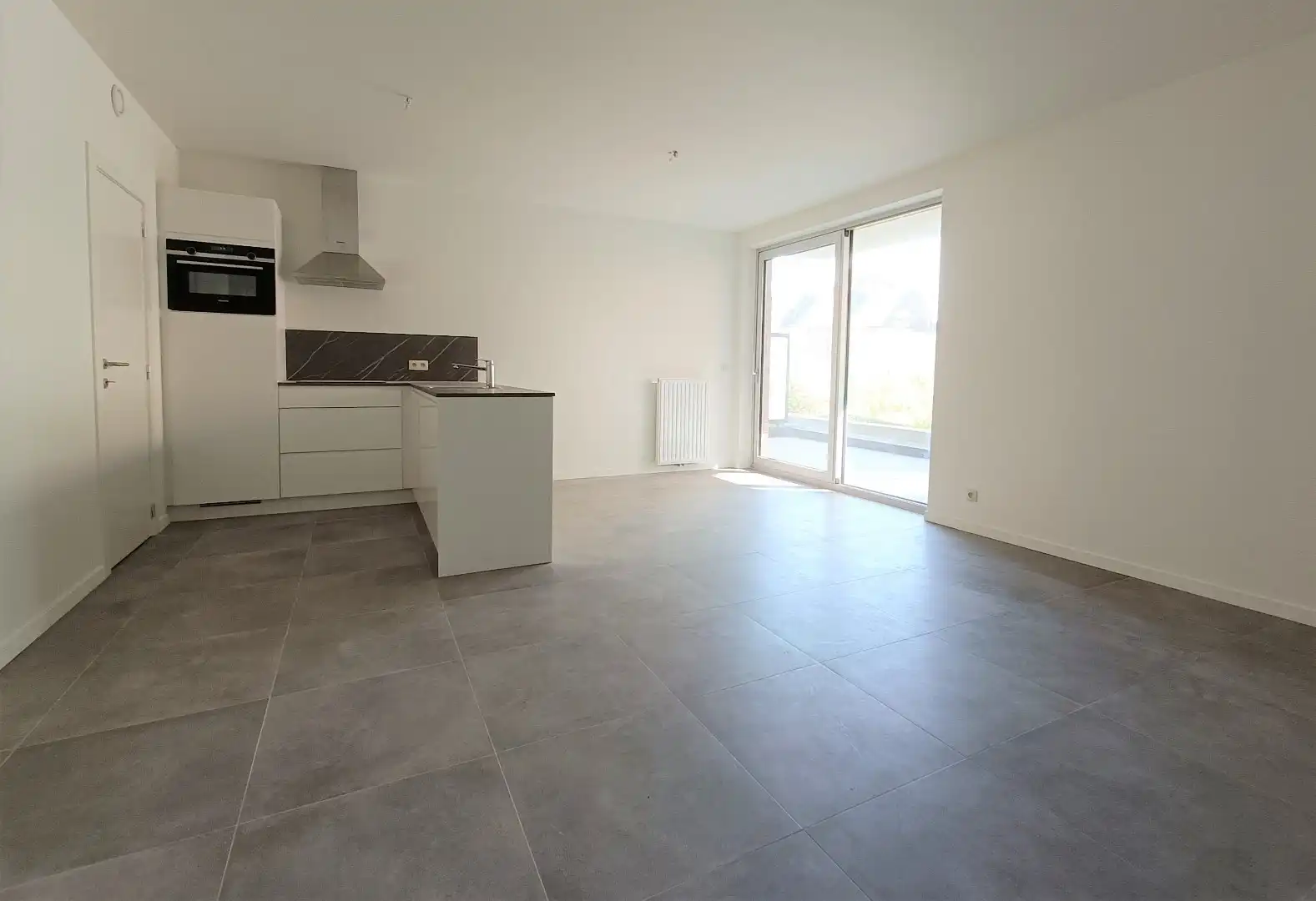 RECENT GELIJKVLOERS APPARTEMENT MET GROOT TERRAS EN AUTOSTAANPLAATS foto 2