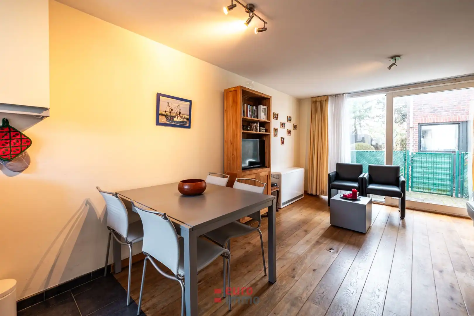 Nabij de havengeul gelegen, zéér gezellige woning met bijhorende parking! foto 4