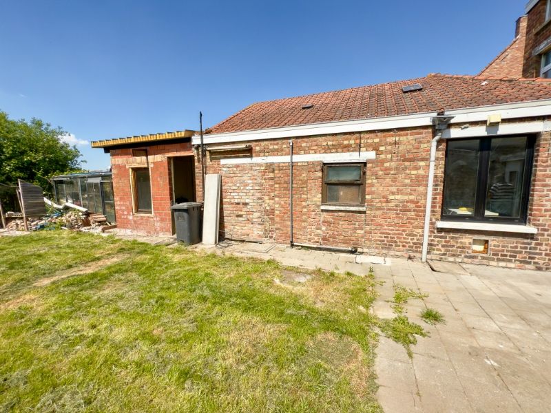 Zedelgem. Centraal gelegen vernieuwde HALF OPEN BEBOUWING met 4 slaapkamers, dressing, garage en bergingen. Ideale ruime gezinswoning met vloerverwarming! foto 5