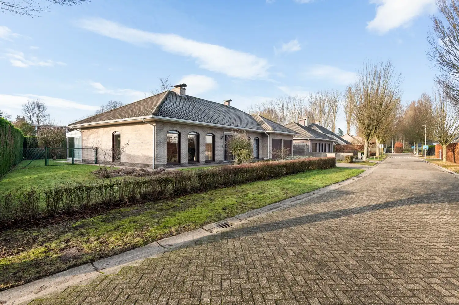 Gezellige laagbouw met 3 slaapkamers, dubbele garage en tuin in Ranst foto {{pictureIndex}}