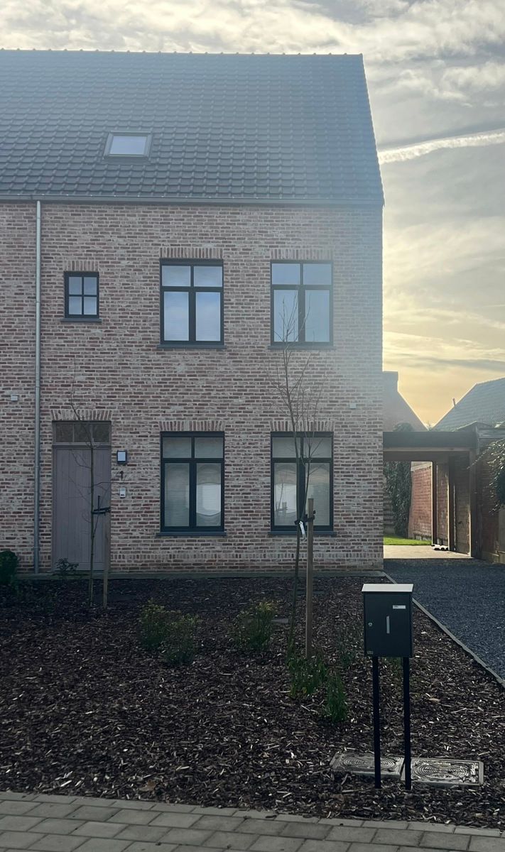 Instapklare nieuwbouwwoning met tuin en carport foto 2