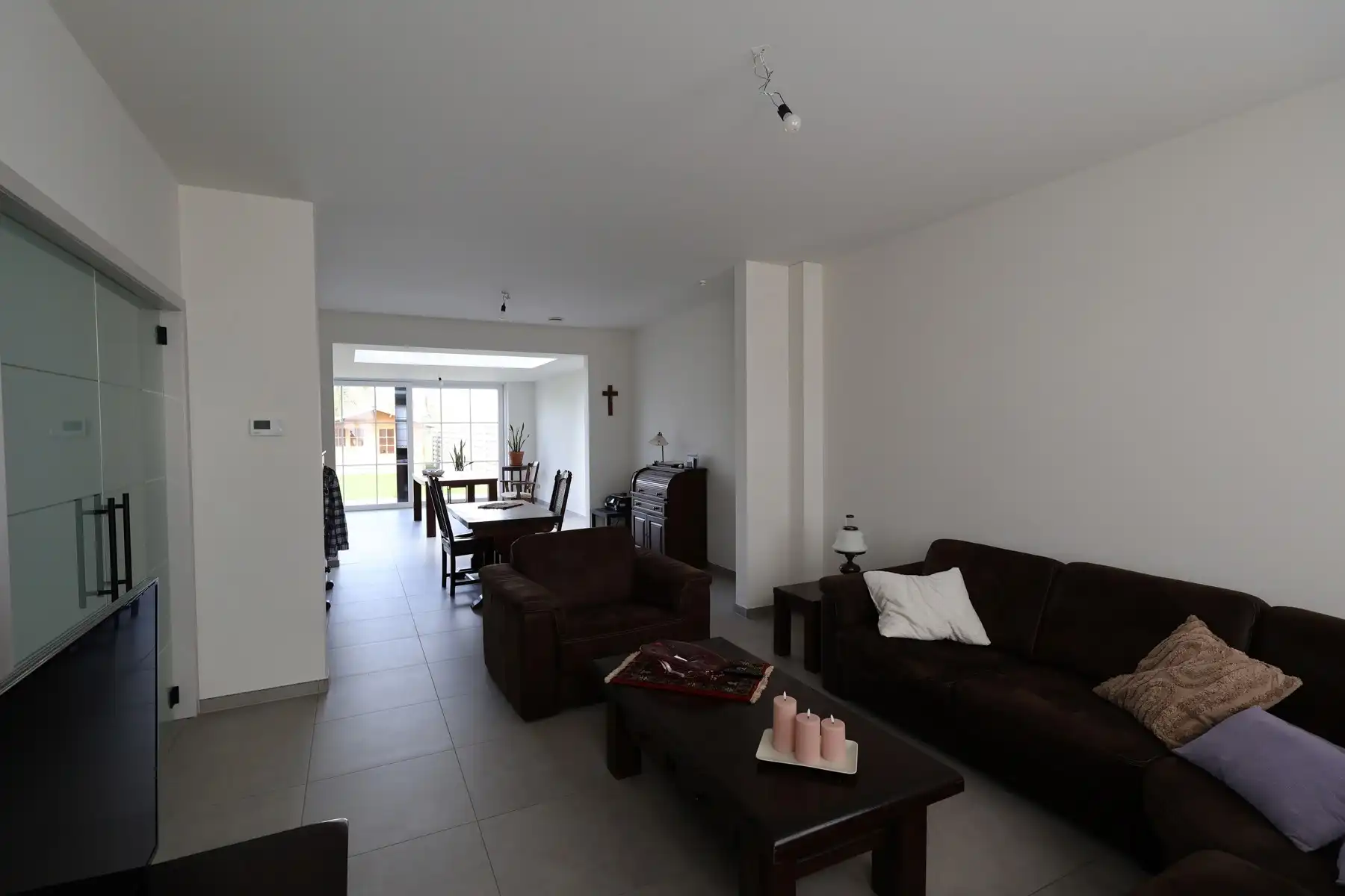 Een ruime nieuwbouwwoning met 3 slaapkamers, terras, tuin en garage.  foto 3