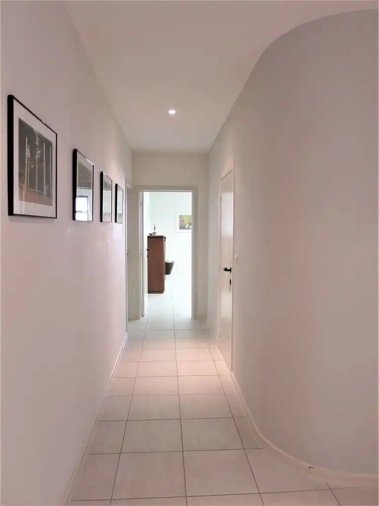 Gelijkvloerse handels/kantoorruimte,veel parkeergelegenheid. foto 6