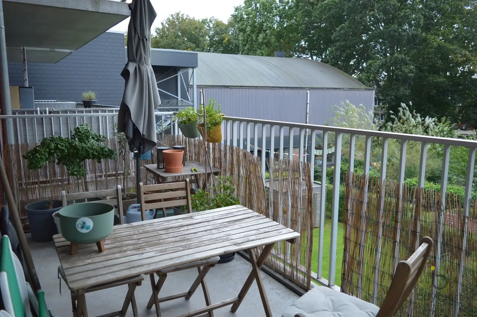 Modern instapklaar twee slaapkamer appartement met zonnig terras en last but not least een parking! foto 6