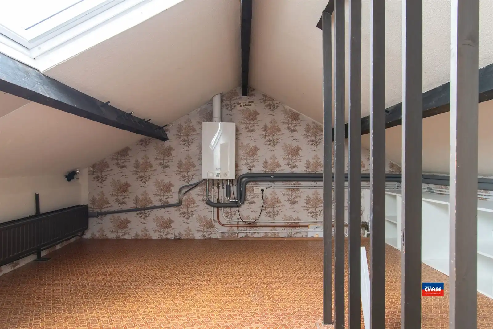 Op te frissen rijwoning met 3 slaapkamers, zolderkamer en gezellige zuid tuin. foto 21