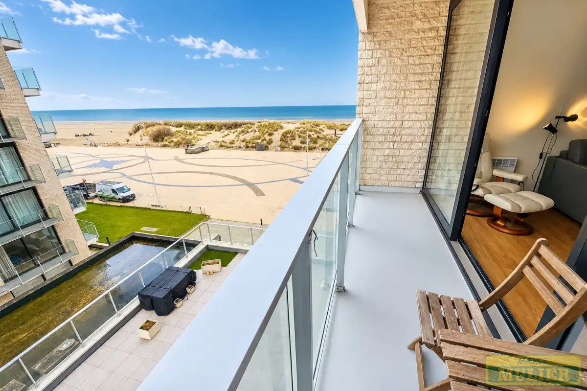 RUIME STUDIO MET ZIJDELINGS ZEEZICHT&nbsp; TE KOOP IN DE PANNE foto {{pictureIndex}}